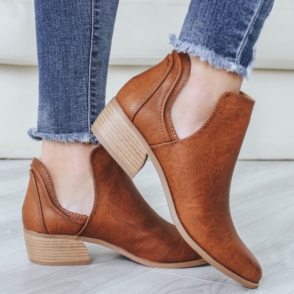 Shoes - DOLLY Cut out Booties - Cognac